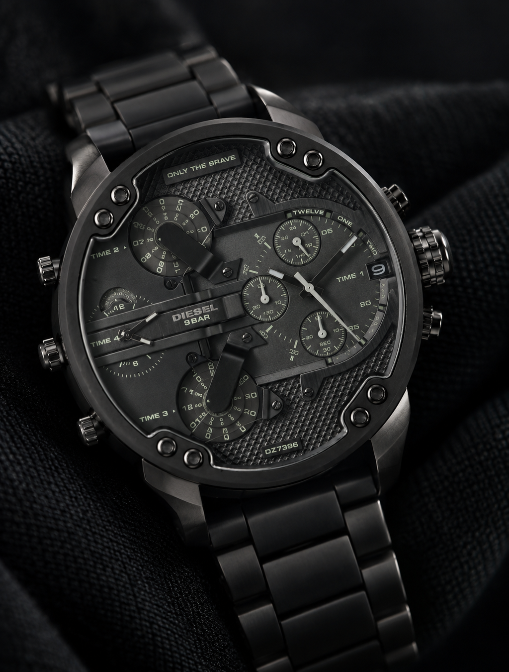Diesel DZ7396 men's watch — 09_angled_macro.png