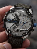 Diesel DZ7420 men's watch — 04_handheld_macro.png