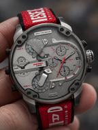 Diesel DZ7423 men's watch — 04_handheld_macro.png