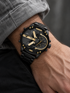 Diesel DZ7435 men's watch — 02_on_wrist.png