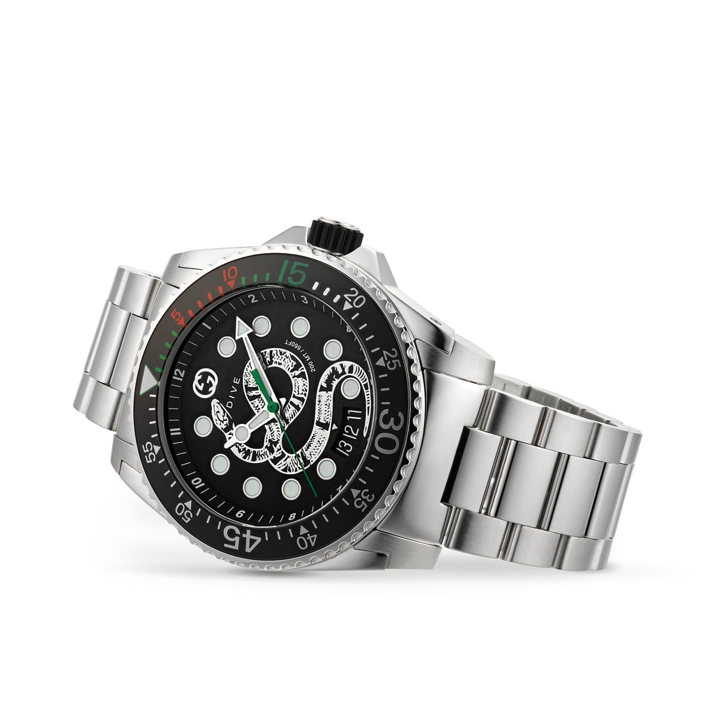 Gucci Dive YA136218 case and bezel detail