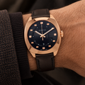 Gucci YA142309 men's watch worn on wrist