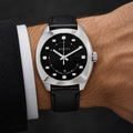 Gucci GG2570 YA142307 worn upright on a man's wrist