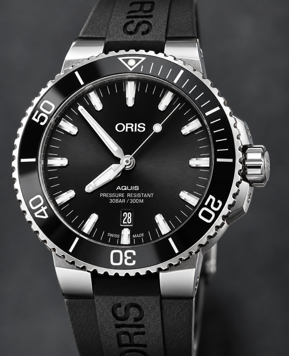 Oris Aquis Date 43.5mm Black Dial Black Rubber Automatic Men's Watch – dial macro