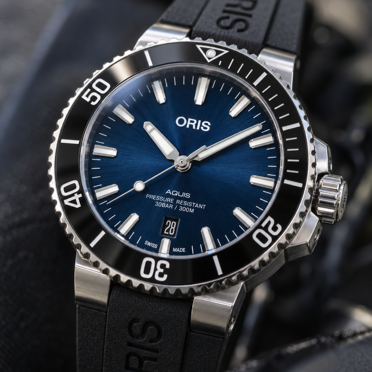 Oris Aquis Date 43.5mm Blue Dial Black Rubber Automatic Men's Watch – dial macro