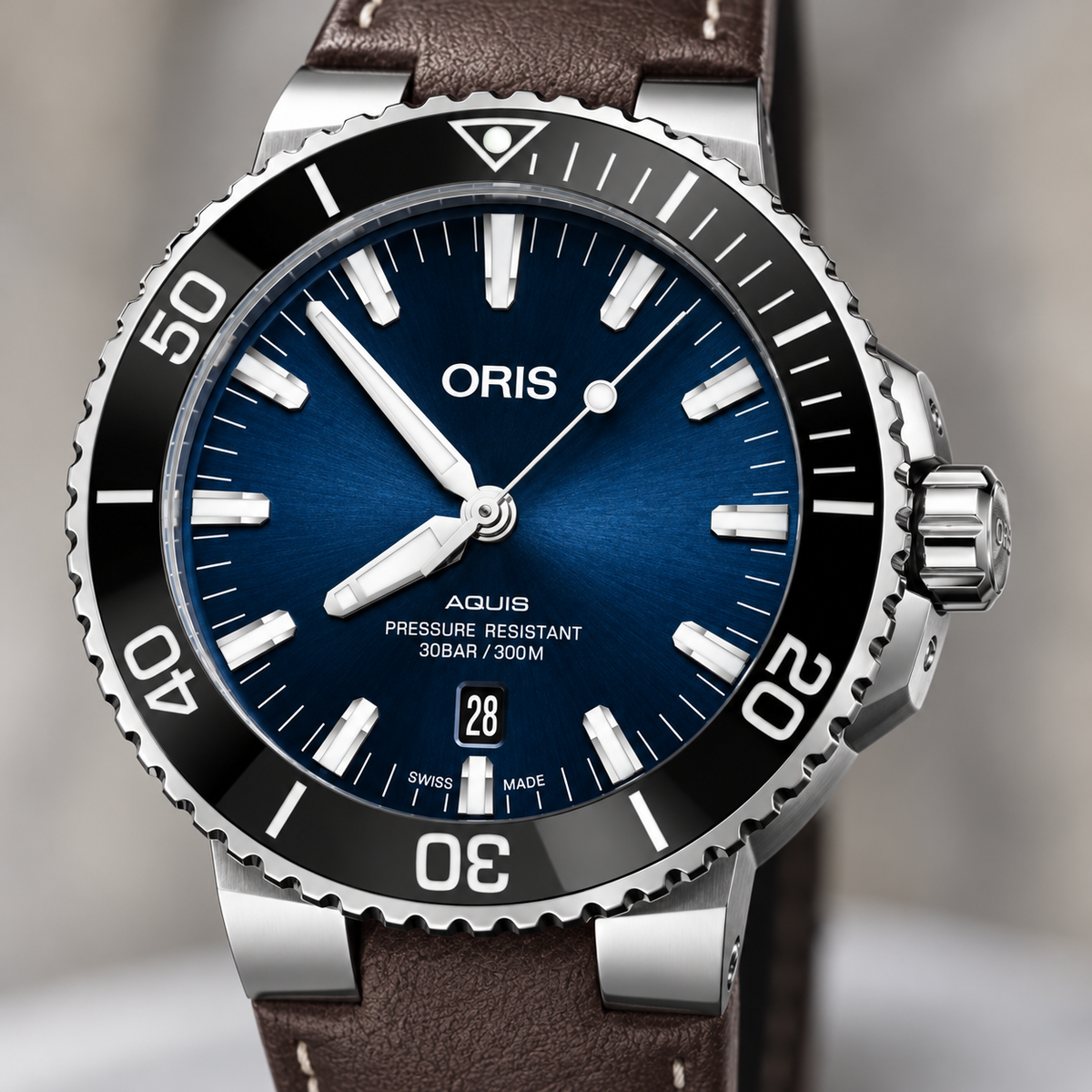 Oris Aquis Date 43.5mm Blue Dial Brown Leather Automatic Men's Watch – dial macro