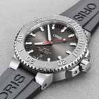 Oris Aquis Date Relief 43.5mm grey dial grey rubber strap – dial macro