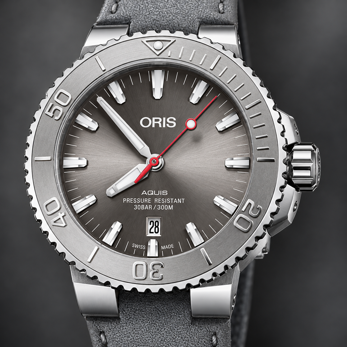 Oris Aquis Date Relief 43.5mm grey dial grey leather strap – dial macro