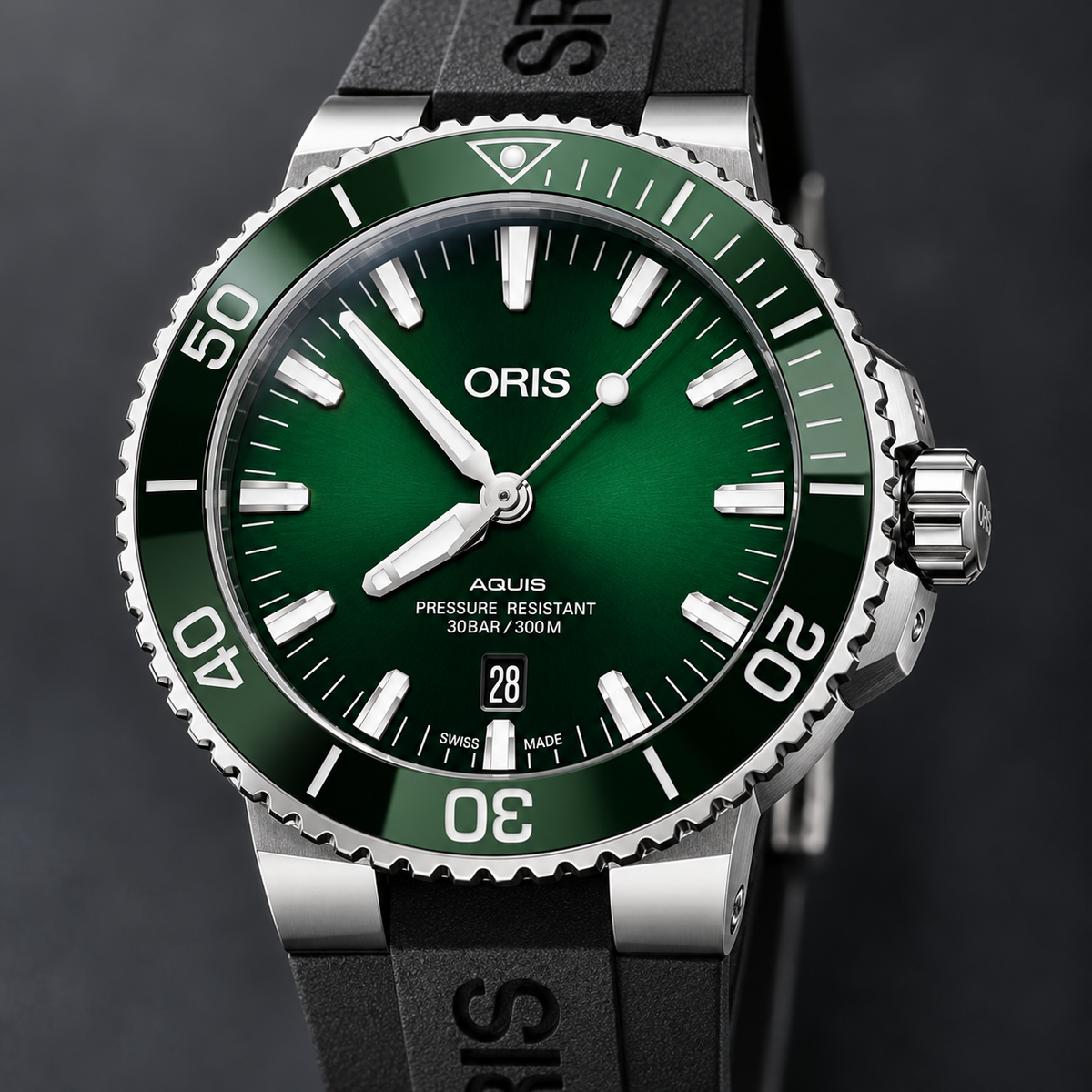 Oris Aquis Date 43.5mm Green Dial Black Rubber Automatic Men's Watch – dial macro