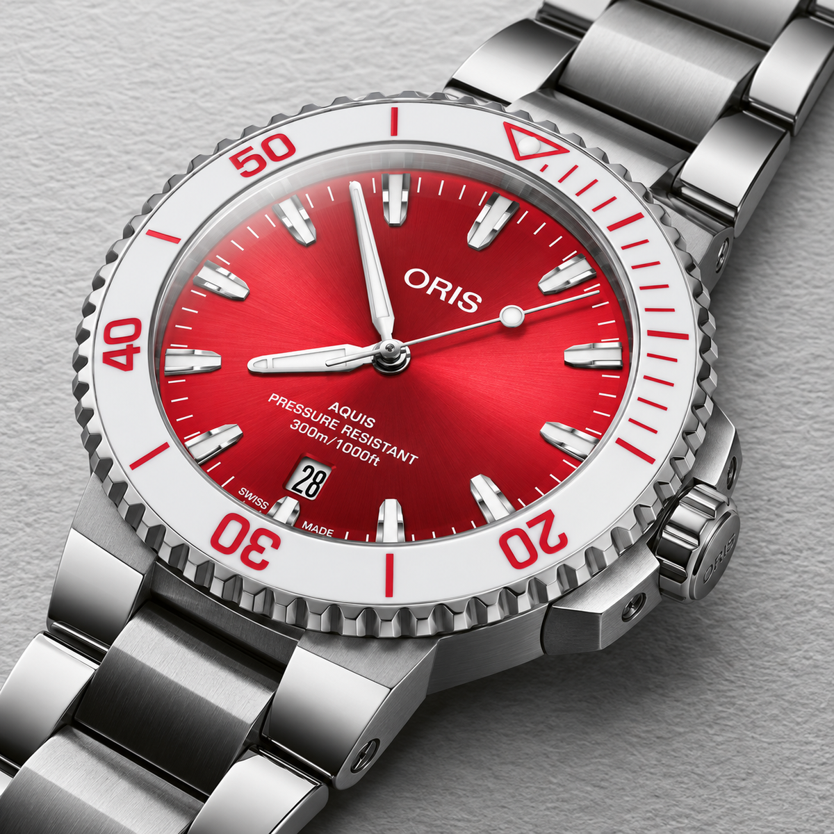Oris Aquis Date Taste of Summer 41.5mm watermelon-red dial steel bracelet – dial macro