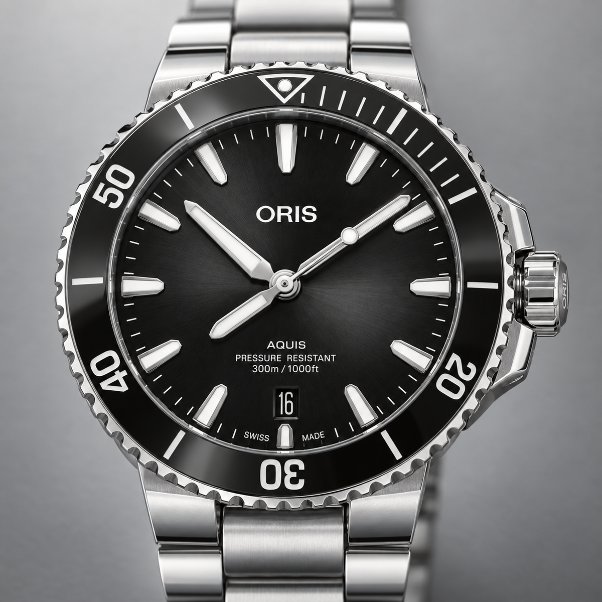 Oris Aquis Date 41.5mm black dial steel bracelet – dial macro